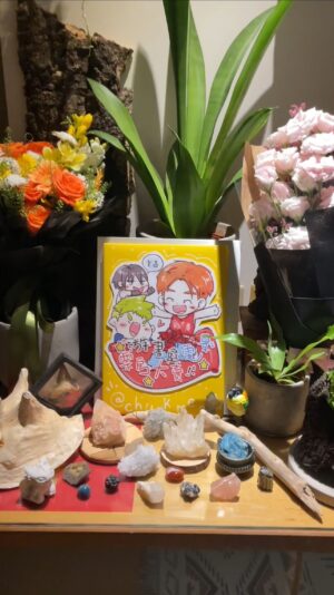 Shu-ting You Instagram - 這幾天來看鬼天廈的粉絲朋友
收到你們的禮物、飲料、蛋糕
很開心❤️❤️❤️
事實證明男人收到鮮花也是會感動的
還有雍弟的卡片 太有才了🥰

@yongdi28 
@jeeehoooug 
@idiotted3.6 
@shiowkai 
@workoutguy88 
@william_chung1209 
@fengd_hiking 

請繼續鎖定鬼天廈 @mystery_writers_movie 

#鬼天廈 #0419能活多久 #艾迪昇傳播 #華映娛樂