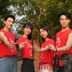 Shu-ting You Instagram - 昨天鬼天廈主演們及團隊來大甲鎮瀾宮祈福
還去台中逢甲夜市掃街
很開心我的媽媽阿姨也來現場埋伏我😆
-
鬼天廈再5天就上映囉！
敬請期待👻
 
更多消息鎖定 @mystery_writers_movie 

#鬼天廈 #0419能活多久 #華映娛樂 #艾迪昇傳播
