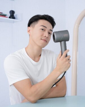 Shu-ting You Instagram - 終於能跟大家分享我的新身分
“美多莉全球通吹風機”品牌大使🎉
-
我大概是在一年多前開始使用美多莉的吹風機
它的質感、手感、使用上的便利感完全深得我心🥰
(而且它真的非常非常平價好入手)
現在它們全新推出的全球通吹風機
在原有機型上又更進化了!!
-
首創AI智能調適電壓100V-240V，全球電壓通通適用
沒有錯!! 全球的電壓它都能用!! 你敢相信!!!✨
且這支設計的非常輕量便於攜帶
所以不論你去世界各地的哪裡旅行都可以帶上
再也不用怕飯店的吹風機很爛不好用吹不乾了!!
-
美多莉吹風機有超強大的風力，
快速吹乾頭髮只需要一般吹風機1/3的時間
2億高科技負離子技術，減少靜電不毛躁
全球首創6段溫控×5段風速
搭配360°磁吸式旋轉吹頭
輕鬆更換吹頭、輕鬆變換髮型😎

心動的這裡購買❤👉: https://cookpot.tw/rIsA3

#美多莉 #MIDORI #美多莉全球通 #吹風機