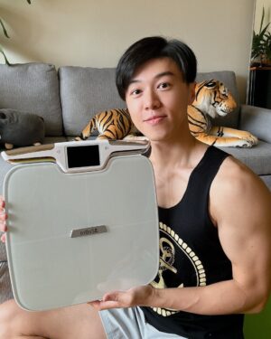 Shu-ting You Instagram - 智能的守護者，母親節送給媽媽一個健康的關懷🥰
https://3-zebra.com/AOmVN

因為工作性質，我需要時刻保持一個良好體態💪
所以我常常會使用五花八門的身體測量工具
跟大家推薦我最近很喜歡的3Body Pro 八電極體脂計
它竟然可以輕鬆測量出51種身體數據🩺
從體重、體脂肪、BMI到基礎代謝率、肌肉量等等重要指標應有盡有
-
我很喜歡他的APP設計，不但可以記錄每次測量的結果
還可以在APP裡設立多個用戶，給每一位家庭成員都設立
這樣也方便掌握家人的身體數據，並且很有效率的長期追蹤👍
-
眼下距離母親節也不遠了，不妨給家人們送健康
3ZeBra 為媽媽打造放鬆的幸福角落❤️
母親節活動即日起至 5/19
．最受歡迎按摩組合推薦，A區加B區9折好帶走
．下單還能參加抽獎，最大獎價值6,000元
．額外加碼，買禮物送媽媽後，分享心得再領100元購物金
．下單輸入優惠代碼【ig000】即享滿千折百優惠，新會員加入又可折抵 $50
．詳細資訊請上3ZeBra官網查看
https://3-zebra.com/AOmVN

#3ZeBra  #好身材不是只有看體重 #3Bodypro八電極體脂計 #八電極 #體脂計 #體脂機 #體脂肪  #體脂率 #降體脂 #BMI #送禮就找3ZeBra #母親節 #母親節禮物 #你的質感送禮顧問

@3zebra.tw