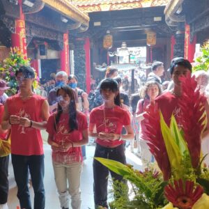 Shu-ting You Instagram - 昨天鬼天廈主演們及團隊來大甲鎮瀾宮祈福
還去台中逢甲夜市掃街
很開心我的媽媽阿姨也來現場埋伏我😆
-
鬼天廈再5天就上映囉！
敬請期待👻
 
更多消息鎖定 @mystery_writers_movie 

#鬼天廈 #0419能活多久 #華映娛樂 #艾迪昇傳播