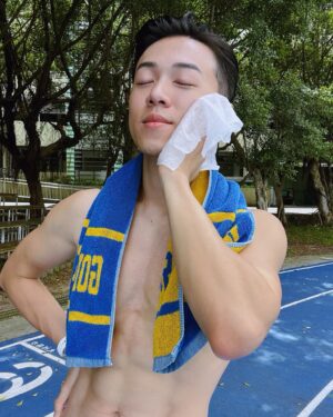 Shu-ting You Instagram - 我正式宣佈夏天消暑神器非他莫屬😍
就算頂著30度的大太陽身體依舊非常涼爽

這是跑友推薦我的GATSBY魔法激凍體用噴霧🧊
以前我只聽過止汗噴霧也沒聽過什麼涼感噴霧
沒想到有次我們一起運動時
他把這個涼感噴霧噴在我身上
我「瞬間」覺得冷到想穿外套
那個酷涼感好強烈好持久😍
噴完一身簡直是寒功護體一般
身體很涼爽好不可思議

現在這年代在夏天時人走在在外面沒有冷氣
應該不用五步就當場融化了🫠
而且我每年夏天的必備行程就是
去溪邊戲水 去海邊衝浪🌊
現在有這激凍噴霧再也不怕熱了
但是這噴霧不能噴臉
這時就可以用臉部專用的潔面濕紙巾
除了能清潔臉跟脖子的黏膩感
擦完也是冰涼爽快！🤩

夏天必備的抗暑神器
試過就知道它的冰爽感🧊
#GATSBY #濕紙巾 #涼感噴霧 #激凍噴霧 #降溫 #出油
#GATSBY快時尚讓我慢慢帥
