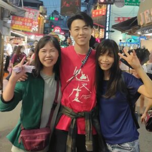 Shu-ting You Instagram - 昨天鬼天廈主演們及團隊來大甲鎮瀾宮祈福
還去台中逢甲夜市掃街
很開心我的媽媽阿姨也來現場埋伏我😆
-
鬼天廈再5天就上映囉！
敬請期待👻
 
更多消息鎖定 @mystery_writers_movie 

#鬼天廈 #0419能活多久 #華映娛樂 #艾迪昇傳播
