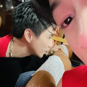 Shu-ting You Instagram - 昨天鬼天廈主演們及團隊來大甲鎮瀾宮祈福
還去台中逢甲夜市掃街
很開心我的媽媽阿姨也來現場埋伏我😆
-
鬼天廈再5天就上映囉！
敬請期待👻
 
更多消息鎖定 @mystery_writers_movie 

#鬼天廈 #0419能活多久 #華映娛樂 #艾迪昇傳播