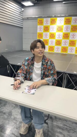 Shugo Nakamura Instagram - .
#はいさいFESTA でのサイン会の様子☀️

5/26にも3rd LIVE Blu-ray発売記念お渡し会がございます✨
参加される方はお楽しみに♪（スタッフ）

#仲村宗悟NOISE #ときどき１しゅうご