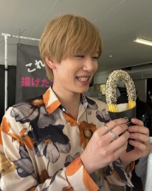 Shuichiro Naito Instagram - そういえばこの間、渋谷くんの現場でチュロス食べた♪

第3話ご視聴ありがとうございました🥺

#お迎え渋谷くん