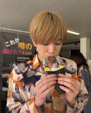Shuichiro Naito Instagram - そういえばこの間、渋谷くんの現場でチュロス食べた♪

第3話ご視聴ありがとうございました🥺

#お迎え渋谷くん