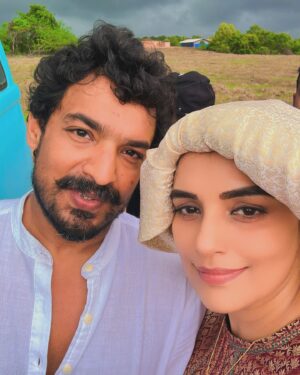 Shweta Menon Instagram - Thank you all for the warm welcome to Nagendran’s Honeymoon on Disney  Hotstar Malayalam! 💕 Thanks for the DMs, tags, stories, and all the love! 😍

So happy that you all are vibing with Nagendran’s Honeymoon!

Big shoutout to 

- @nithinrenjipanicker (Achu) for casting me as Laila. Had a blast being part of this honeymoon adventure and loved every second of it. Can’t wait for season 2! ✨

- @surajvenjaramoodu (Nagendran) and @prasanthpalex (Soman) for their killer performances that made the series 🔥

- my amazing ladies— @alphy_panjikaran (Janaki), @grace_antonyy (Lillykutty), @niranjanaanoop99 (Savithri), @kantari_kanmani (Thangam), and @abhirami_official (Mozhi). You all slayed! 😘

Huge thanks to Sasiyettan (Mafia Sasi) for those epic fight scenes.

And Sanjayetta, @sanjaypadiyoor from “Salt n Pepper” to this 🔥 OTT production, you’ve been awesome!

Big love to Disney  Hotstar Malayalam @disneyplushotstarmalayalam for always dropping the best Malayalam original content and giving us a platform for these unique stories. 🌟

And a massive thank you to the entire cast and crew for their hard work and dedication in making this series so amazing!

Nagendran’s Honeymoon continues 🥰 
#streamingnow 
#disneyplushotstar 

@nithinrenjipanicker @surajvenjaramoodu @prasanthpalex @kalabhavan_shajohn @grace_antonyy @shwetha_menon @kantari_kanmani @niranjanaanoop99 @alphy_panjikaran @abhirami_official @rameshpisharody @nikhilspraveen @ranjin_raj @sanjaypadiyoor @nikhilrenjipanicker @mansoor_muthutty @suresh.kollam.7731 @nisar_rahmath @ronexxavier4103 @sanalvaassudev @rajakrishnan_mr @navin_murali @collins.leophil @tenysarajohn @fillintheblankscompany @poulosekp1966 @vinu_krishnan @mrinalini_gandhi @sreejithraviactor @shyammeyyy @srikantmurali @vineeth_thattil_david @resh_mi_decha @biju_m_pappan @shaalinzoya @sankar.induchoodan.official