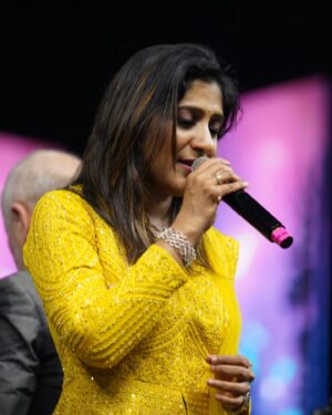 Shweta Mohan Instagram - Indeed a blessing to sing for the Maestro #Ilaiyaraaja Sir at his #IlaiyaraajaLiveinChennai along with the whole orchestra ... Thank you for the opportunity @ilaiyaraaja_offl Sir , @onemercuri 🙏🏽✨🎶

Thank you for the lovely clicks @gowtham.ayyappan

#shwetamohandiaries #shwetamohanlive #liveinconcert #ilaiyaraajatrulylivein