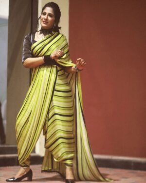 Shweta Mohan Instagram - 💛🖤🐯🖤💛

Styled by @abisubz ✨
Saree - @samriddhichennai 

Thank you for the beautiful quick clicks @fashionwithpugazh_
