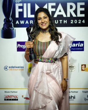 Shweta Mohan Instagram - Not a great time to celebrate, but this post is a Thank You to all of you for bringing me the prestigious @filmfare trophy 🎶✨
Oka pedda THANK YOU to my Telugu audience, #Mastaaru song intha pedda hit cheasinanduku .. 🙏🏽💕
Thank you #Filmfare and the jury 🙏🏽 
I dedicate this award to @dhanushkraja Sir 💗 Thank You Dhanushji for giving me this song 🙏🏽
Thank You Prince of melody @gvprakash for making me sound so good in this magical song 🌟
Thank You @ramjogayyasastri garu for the magical lyrics 💫
Thank You #VenkatAtluri garu , @sitharaentertainments , @adityamusicindia , sound engineers @jehovahson 🙏🏽💐
Thanks to my family and staff for supporting me day in and day out ...
This song will remain special in my heart always ❤️ 

Pic courtesy - @filmfare and @they_call_me_keshu 
My outfit - @sankalptheboutique 💫
Jewellery - @attrangi_designs 💫