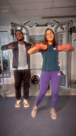Shweta Mohan Instagram - Today’s fun workout with my forever motivated and disciplined student @_shwetamohan_ 💪🏻🥳
Edit - myself @getfitwithsala 

#reel #reels  #instagram #trending #new #reelsinstagram #reelitfeelit #workout #fitness #funworkout #danceworkout #tamilsong #zumbafitness 
#instagood #viral #public #aasakooda