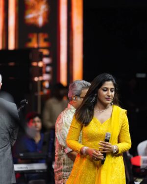 Shweta Mohan Instagram - Indeed a blessing to sing for the Maestro #Ilaiyaraaja Sir at his #IlaiyaraajaLiveinChennai along with the whole orchestra ... Thank you for the opportunity @ilaiyaraaja_offl Sir , @onemercuri 🙏🏽✨🎶

Thank you for the lovely clicks @gowtham.ayyappan

#shwetamohandiaries #shwetamohanlive #liveinconcert #ilaiyaraajatrulylivein