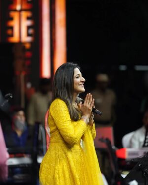 Shweta Mohan Instagram - Indeed a blessing to sing for the Maestro #Ilaiyaraaja Sir at his #IlaiyaraajaLiveinChennai along with the whole orchestra ... Thank you for the opportunity @ilaiyaraaja_offl Sir , @onemercuri 🙏🏽✨🎶

Thank you for the lovely clicks @gowtham.ayyappan

#shwetamohandiaries #shwetamohanlive #liveinconcert #ilaiyaraajatrulylivein