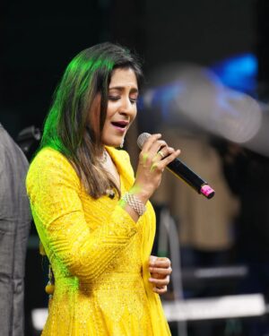 Shweta Mohan Instagram - Indeed a blessing to sing for the Maestro #Ilaiyaraaja Sir at his #IlaiyaraajaLiveinChennai along with the whole orchestra ... Thank you for the opportunity @ilaiyaraaja_offl Sir , @onemercuri 🙏🏽✨🎶

Thank you for the lovely clicks @gowtham.ayyappan

#shwetamohandiaries #shwetamohanlive #liveinconcert #ilaiyaraajatrulylivein