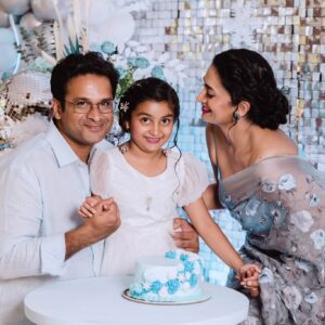 Shwetha Srivatsav Instagram - Happy Birthday, @ashmitha.srivatsav 🎉✨ !! Being your parents is the greatest blessing we could ever ask for. We are so grateful to God for choosing you to be our daughter. You bring so much joy and love into our lives, and we are blessed beyond measure. Thank you for being you and for filling our lives with unforgettable memories. 💖🙏!! @amith.srivatsav . 
Huge shoutout to the awesome decorator for making Ashmitha’s birthday so magical @joan_eventstylist and her & mine lovely makeover by @makeupstoriesbysumachikkegowda ! She was over the moon and had the best time ever. Thanks for these awesome clicks @framesbyvikaskakolu Thanks for going all out! 🎈✨ #BirthdayVibes #epicdecor