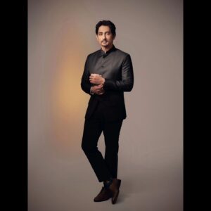 Siddharth Instagram - Time to get a Move On, 2024. 💥

Stand Tall

Look Good

Feel Better

Do Your Best 👊🏽

Wearing  @ashaychaturvedi @ascend.rohank
Styled by  @ekalakhani 
Style team  @mayuri_srivastava @team__e
Photog  @kaasastudio