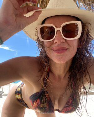 Sigrid Alegría Instagram - Arena y sol, el mar azul 🧡 Gracias @aviarepschile por subirme a @arajetairlines y bajarme en @paradisusgrandcana #puntacana #republicadominicana