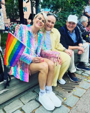 Sigrid Bonde Tusvik Instagram - Tenk å være skeptisk til denne dagen, da går du glipp av noe fantastisk, så mye fine paroler og skilt i går:«Stolt mamma», «Smil til din skjulte kamerat»
«Jesus hadde to fedre» og masse mer. Ble rørt, ble utslitt, ble hes, ble lykkelig. 70.000 tok ikke feil valg. Mangfold, ass! Elsk 🏳️‍🌈🏳️‍🌈🏳️‍🌈