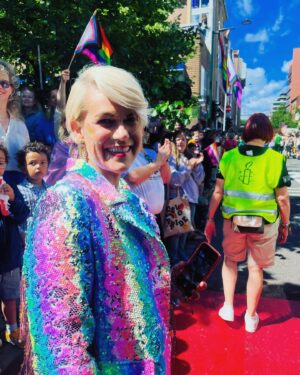 Sigrid Bonde Tusvik Instagram - Tenk å være skeptisk til denne dagen, da går du glipp av noe fantastisk, så mye fine paroler og skilt i går:«Stolt mamma», «Smil til din skjulte kamerat»
«Jesus hadde to fedre» og masse mer. Ble rørt, ble utslitt, ble hes, ble lykkelig. 70.000 tok ikke feil valg. Mangfold, ass! Elsk 🏳️‍🌈🏳️‍🌈🏳️‍🌈