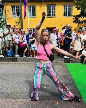 Sigrid Bonde Tusvik Instagram - Tenk å være skeptisk til denne dagen, da går du glipp av noe fantastisk, så mye fine paroler og skilt i går:«Stolt mamma», «Smil til din skjulte kamerat»
«Jesus hadde to fedre» og masse mer. Ble rørt, ble utslitt, ble hes, ble lykkelig. 70.000 tok ikke feil valg. Mangfold, ass! Elsk 🏳️‍🌈🏳️‍🌈🏳️‍🌈