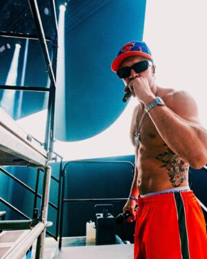 Siim Liivik Instagram - Ruisrock 2024 ylihelmi. 🔥🪵
#joobenit #eitarvivanhainkodissavalehdella 
@jvgfi 🫶🏻
📷 @tuomasvih