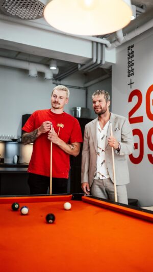 Siim Liivik Instagram - Executive season. 

Cooking some goodies for the followers with NHL Superstar Roope Hintz @hhinee 
📸 @kimi.elias 
#executive #nhl #dallasstars 
#hardestworkingmaninshowbiz