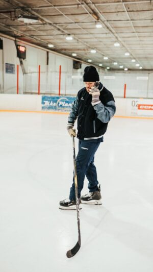Siim Liivik Instagram - Kaupallinen yhteistyö @oneplussuomi 
Pipojäät, mitäs muutakaan näin marraskuussa. 🏒 OnePlus Open istuu näppärästi mun työpäivän lisäksi myös tähän ympäristöön: oli sitten tarve käyttää kameraa, kolmea sovellusta samaan aikaan tai ihan vaan soittaa frendit jäille niin OnePlus Open istuu jokaiseen tilanteeseen. 😮‍💨

#OnePlusOpen #OnePlus #NeverSettle