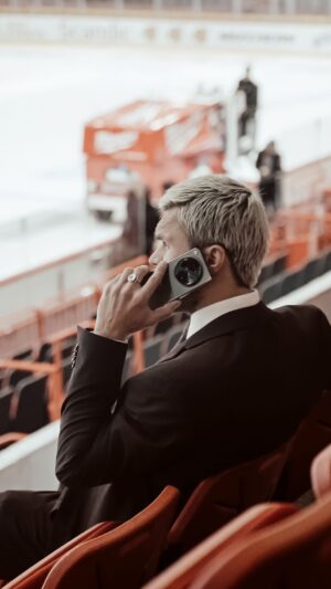 Siim Liivik Instagram - Kaupallinen yhteistyö @oneplussuomi. 

Matka hajoavan Neuvostoliiton maisemista vantaalaislähiön koville ulkojäille ja sieltä Suomen mestariksi, Euroopan sarjoihin ja mikin varteen JVG:n kanssa, aina nykyiseen hetkeen yrittäjänä ei oo ollut yksinkertaisin. Arki on välillä hektistä, mut tärkeintä on uskoa omaan tekemiseen ja omannäköiseen elämään. Ja aina täytyy koittaa tehdä parhaansa, se riittää ✨

Kiireessä on myös tärkeetä, että työkalut on mintissä, ja siks oon ollut ihan fiilareissa tästä uudesta OnePlus Open -taittuvanäyttöisestä luurista, joka on mulla tehokäytössä sekä jobeissa että vapaa-ajalla. 

Isolta näytöltä on smoothii yyteröidä klippejä uudelleen ja pyörittää useita sovelluksia samanaikasesti. Hasselblad-kameralla saa fiinei fotoi ja klippei. 🤝🏼

Never Settle. 

#OnePlusOpen #NeverSettle