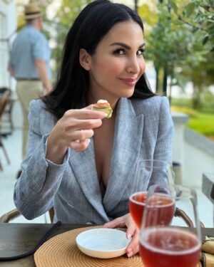 Sıla Şahin Instagram - Meine Lieben an meinen freien Tagen war ich auf Genussreise im wunderbaren Restaurant RODESAND im Gut Immenhof mit wunderbarem Personal . Es war ein unfassbar leckeres  Dinner . Ich empfehle es euch von Herzen , wenn ihr mal in der Gegend unterwegs seid . 👌

#genussmensch #gourmetfood #dinner #rodesand #gutimmenhof #bestesessen #gutimmenhof #restaurant #facettenreich #exquisite #genussmomente #ilovefood #finedining