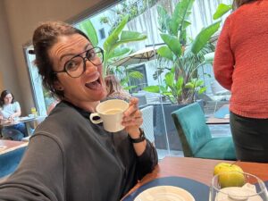 Silvia Abril Instagram - ¿Cómo lleváis las vacaciones? Yo trabajando y deseando contaros todo lo que viene 🫢❤️☕️