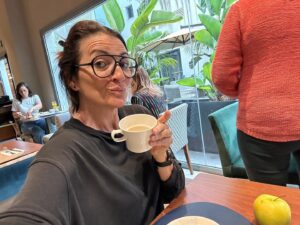 Silvia Abril Instagram - ¿Cómo lleváis las vacaciones? Yo trabajando y deseando contaros todo lo que viene 🫢❤️☕️