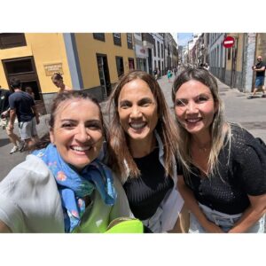 Silvia Abril Instagram - La vida nos junta a Silvia y a mí en los escenarios más inesperados, preciosos y disfrutables. La familia es esto. La felicidad también. La Laguna, mis padres, mi hermana y la mejor "partner in crime"...
Ay, cuando podamos contar!
@anpaguito1977 
@silviabril