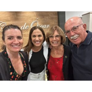 Silvia Abril Instagram - La vida nos junta a Silvia y a mí en los escenarios más inesperados, preciosos y disfrutables. La familia es esto. La felicidad también. La Laguna, mis padres, mi hermana y la mejor "partner in crime"...
Ay, cuando podamos contar!
@anpaguito1977 
@silviabril