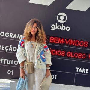 Sílvia Rizzo Instagram - Nova aventura, volto já! 😊😘
.
#tvglobo #familiaetudo #rj