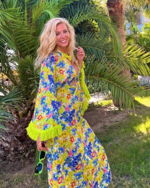 Simge Selçuk Instagram - Happy July 🌴🌺🥰