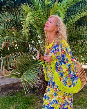 Simge Selçuk Instagram - Happy July 🌴🌺🥰
