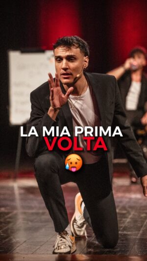Simone Paciello Instagram - La PRIMA VOLTA non si scorda mai…più o meno🥵
Link per acquistare i biglietti del tour in Bio!🤫😏