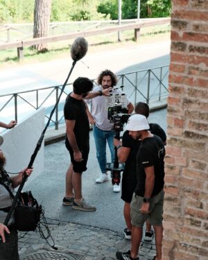 Simone Riccioni Instagram - 🎬 Attimi di film 📸

Alcuni momenti sono fatti per rimanere: oggi vi portiamo con noi nelle strade che hanno fatto da set per il nostro film.

Quali scene ed emozioni vi vengono in mente?

Neve, dal 7 Marzo al cinema 🍿