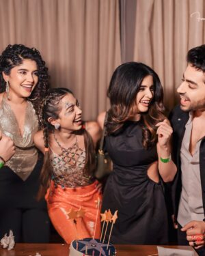 Simran Budharup Instagram - Siri! Play it’s My  Birthday 🎂❤️

Location @bandramitron 
@aman.vijan 

Photography @frames_by_harshit 
@_the_best_shot 
@filmsbyabhinxv 

#birthday #birthdayparty #decor #theme #techno #fun #love #friends #follow
