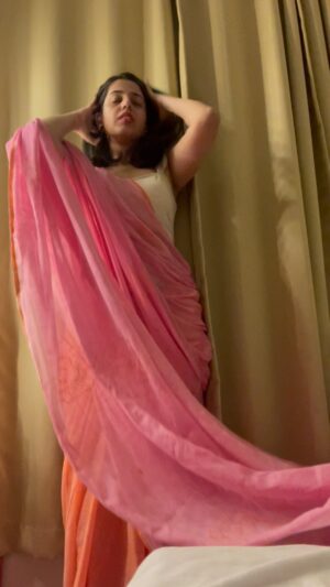 Simran Pareenja Instagram - Gulabi sadi aani lali laal-laal💖🌸