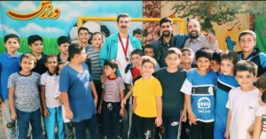 Sina Razani Instagram - احوال این روزهای من...
حظِ حضور و زندگی در کنار این عزیزان دل.
رفقای جوانم، چقدر بهتون غبطه میخورم، شما نقش من رو خیلی زود پذیرفتید و باهاش زندگی کردید...حتی زود تر از خود من.
شما از همون لحظه ورود به مدرسه در اولین روز فیلمبرداری، من رو بعنوان معلم ورزشتون پذیرفته بودید.
ولی...من، خودم، یه نصف روز طول کشید تا باور کنم وقتی اینهمه آدم با شور و هیجان فریاد میزنن...آقا ورزش...منظورشون منم😉

عکس دوم، در کنار کهنه رفیق عزیزم محمد رحمانیان،و رسول جان سلجوغی
.
.
.
.

#سینا_رازانی #سینارازانی #سینما #فیلم_سینمایی #ورزش #معلم #معلم_ورزش #مدرسه #هنر #هنرمندان_ایرانی #بازیگر #بازیگران_مرد #بازیگران_ایرانی #فوتبال