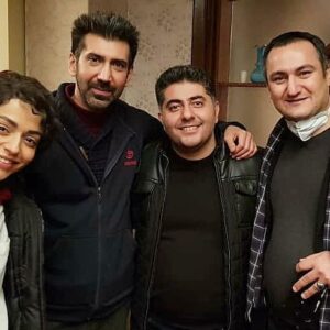 Sina Razani Instagram - بدرود رفقای هنرمندم
چه زود دلم برای همه تون تنگ شد
عکسهای یادگاری فیلم سینمایی شمش طلا
به قلم و کارگردانی یوسف حاتمی کیا
وتهیه کنندگی ابراهیم حاتمی کیا

دو عکس آخر از نگاه دوربین حمید جانی پور عزیز 

#هنر#هنرمندان_ایرانی #سینما #عشق #تئاتر #زندگی #سینا_رازانی #سینارازانی #شمش_طلا #یوسف_حاتمی_کیا #ابراهیم_حاتمی_کیا