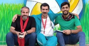 Sina Razani Instagram - احوال این روزهای من...
حظِ حضور و زندگی در کنار این عزیزان دل.
رفقای جوانم، چقدر بهتون غبطه میخورم، شما نقش من رو خیلی زود پذیرفتید و باهاش زندگی کردید...حتی زود تر از خود من.
شما از همون لحظه ورود به مدرسه در اولین روز فیلمبرداری، من رو بعنوان معلم ورزشتون پذیرفته بودید.
ولی...من، خودم، یه نصف روز طول کشید تا باور کنم وقتی اینهمه آدم با شور و هیجان فریاد میزنن...آقا ورزش...منظورشون منم😉

عکس دوم، در کنار کهنه رفیق عزیزم محمد رحمانیان،و رسول جان سلجوغی
.
.
.
.

#سینا_رازانی #سینارازانی #سینما #فیلم_سینمایی #ورزش #معلم #معلم_ورزش #مدرسه #هنر #هنرمندان_ایرانی #بازیگر #بازیگران_مرد #بازیگران_ایرانی #فوتبال