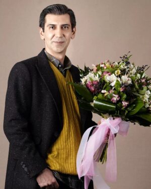 Sina Razani Instagram - .
سپاس از همه رفقای عزیزی  که طی دو روز گذشته با ابراز لطفشون یادی از من کردند و سالروز تولدم رو به یادموندنی تر کردند ❤❤❤
و سپاس بیکران از همکاران و خانواده هنرمندم در فیلم "شب طلایی" که با این دسته گل زیبا حسابی سورپرایزم کردند و باعث شدند که اکران "شب طلایی" برای من به راستی شبی خاطره انگیز شود📽🎥❤🎞❤🎬❤

عکسها از رفیق هنرمند عزیزم کوروش جان جوان  و همچنین پیج محترم صبح سینما

#هنر #هنرمند #هنرمندان_ایرانی #تولد #بازیگر #تبریک_تولد #سینا_رازانی #سینارازانی #یوسف_حاتمی_کیا #حسن_معجونی #ابراهیم_حاتمی_کیا #مریم_سعادت #مسعود_کرامتی #یکتا_ناصر #بهناز_جعفری #بابک_بهشاد #رفیق #ناصر_هاشمی #سینما #زندگی #عشق #تئاتر #کورش_جوان
