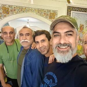 Sina Razani Instagram - .
یادگار فیلمبرداری سریال جیران،در جمع رفقای هنرمند عزیزی که هر کدومشون به تنهایی یک قاب رو زیبا و بیادموندنی میکنن 

#مهدی_پاکدل #غلامرضا_نیکخواه #سیاوش_چراغی_پور #حمیدرضا_نعیمی #امیر_کربلایی_زاده #سینا_رازانی #سینارازانی #جیران #سریال_جیران #حسن_فتحی #فیلیمو #بازیگر #بازیگر_ایرانی #هنرمندان_ایرانی