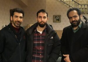 Sina Razani Instagram - بدرود رفقای هنرمندم
چه زود دلم برای همه تون تنگ شد
عکسهای یادگاری فیلم سینمایی شمش طلا
به قلم و کارگردانی یوسف حاتمی کیا
وتهیه کنندگی ابراهیم حاتمی کیا

دو عکس آخر از نگاه دوربین حمید جانی پور عزیز 

#هنر#هنرمندان_ایرانی #سینما #عشق #تئاتر #زندگی #سینا_رازانی #سینارازانی #شمش_طلا #یوسف_حاتمی_کیا #ابراهیم_حاتمی_کیا
