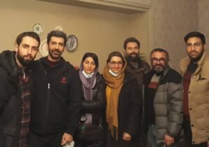 Sina Razani Instagram - بدرود رفقای هنرمندم
چه زود دلم برای همه تون تنگ شد
عکسهای یادگاری فیلم سینمایی شمش طلا
به قلم و کارگردانی یوسف حاتمی کیا
وتهیه کنندگی ابراهیم حاتمی کیا

دو عکس آخر از نگاه دوربین حمید جانی پور عزیز 

#هنر#هنرمندان_ایرانی #سینما #عشق #تئاتر #زندگی #سینا_رازانی #سینارازانی #شمش_طلا #یوسف_حاتمی_کیا #ابراهیم_حاتمی_کیا