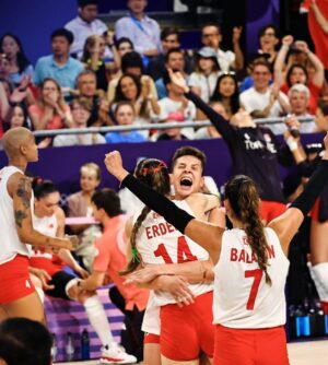 Sinan Tuzcu Instagram - “Buz da olsan erime ! “ 🇹🇷👏👏👏👏👏🇹🇷 #paris2024 #yarıfinal #womanvolleyball #semfinal