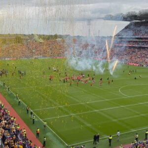 Siobhán McSweeney Instagram - 💫 All Ireland Hurling Final Day 💫

A game for the ages produced by the heroes of Clare & Cork!! Congratulations to Clare 👏🏻 

@bbcsport brought this game to a huge audience around the globe and what a treat they got 🙌🏻 🌎 

Huge thanks to @samsofballymena for styling me all year and for yesterdays beautiful double breasted @remusuomo suit 🤵🏼

#Hurling #GAA #Sport #Ireland